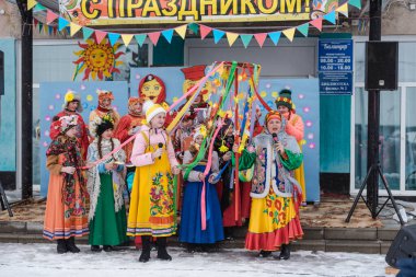 Zarinsk, Rusya-29 Şubat 2020: Maslenitsa Caddesi, Rus halk oyunları, kış eğlencesi