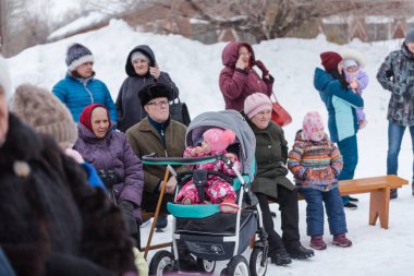 Zarinsk, Rusya - 29 Şubat 2020 Maslenitsa, Rus halk festivali, kışın dışarıda çalma, giyinme.