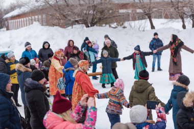 Zarinsk, Rusya-29 Şubat 2020: Maslenitsa Caddesi, Rus halk oyunları, kış eğlencesi