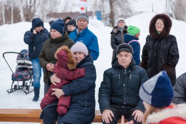 Zarinsk, Rusya - 29 Şubat 2020 Maslenitsa, Rus halk festivali, kışın dışarıda çalma, giyinme.