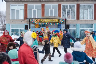 Zarinsk, Rusya - 29 Şubat 2020: Rus halk festivali, Maslenitsa, eğlence, izleyiciler, bahar festivali, açık hava oyunu