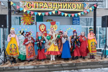 Zarinsk, Rusya - 29 Şubat 2020: Rus halk festivali, Shrovetide, pankek, insan gelenekleri, sokakta oyunlar oynamak, kışın oynamak