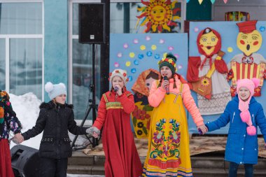 Zarinsk, Rusya - 29 Şubat 2020: Rus halk festivali, Maslenitsa, eğlence, izleyiciler, bahar festivali, açık hava oyunu