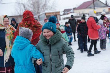 Zarinsk, Rusya - 29 Şubat 2020: Rus halk festivali, Shrovetide, pankek, insan gelenekleri, sokakta oyunlar oynamak, kışın oynamak