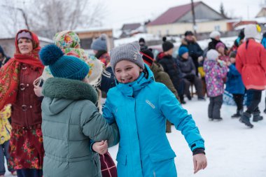 Zarinsk, Rusya - 29 Şubat 2020: Rus halk festivali, Shrovetide, pankek, insan gelenekleri, sokakta oyunlar oynamak, kışın oynamak