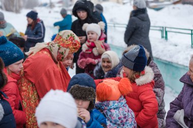Zarinsk, Rusya - 29 Şubat 2020: Rus halk festivali, Shrovetide, pankek, insan gelenekleri, sokakta oyunlar oynamak, kışın oynamak