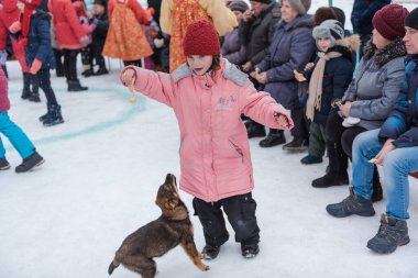Zarinsk, Rusya - 29 Şubat 2020: Rus halk festivali, Shrovetide, pankek, insan gelenekleri, sokakta oyunlar oynamak, kışın oynamak