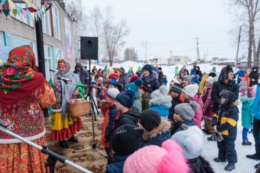 Zarinsk, Rusya - 29 Şubat 2020: Rus halk festivali, Maslenitsa, eğlence, izleyiciler, bahar festivali, açık hava oyunu