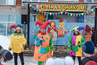 Zarinsk, Rusya - 29 Şubat 2020: Rus halk festivali, Maslenitsa, eğlence, izleyiciler, bahar festivali, açık hava oyunu