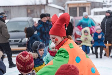 Zarinsk, Rusya - 29 Şubat 2020: Rus halk festivali, Shrovetide, pankek, insan gelenekleri, sokakta oyunlar oynamak, kışın oynamak