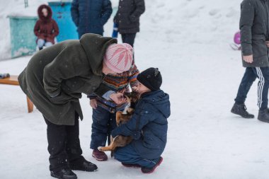 Zarinsk, Rusya - 29 Şubat 2020: Rus halk festivali, Maslenitsa, eğlence, izleyiciler, bahar festivali, açık hava oyunu