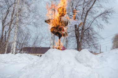 Zarinsk, Rusya - 29 Şubat 2020: Rus halk festivali, Pankek Haftası, bir bebek yak, Rus eğlenceleri, kışın sembolü, kışa elveda, ilkbahara kavuş