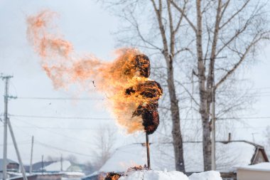 Zarinsk, Rusya - 29 Şubat 2020: Rus halk festivali, Pankek Haftası, bir bebek yak, Rus eğlenceleri, kışın sembolü, kışa elveda, ilkbahara kavuş