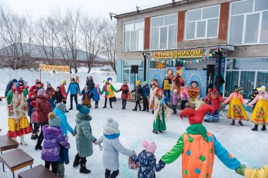 Zarinsk, Rusya - 29 Şubat 2020: Rus halk festivali, Shrovetide, Rus halk oyunları, kış eğlencesi, parti, giyinme, insan gelenekleri