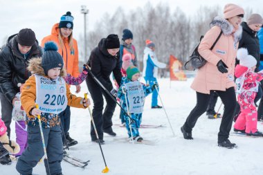 Zarinsk, Rusya - Mart 01, 2020: İnsanlar kayak, toplu kayak, çocuklar kayak, insanlar arasındaki rekabet, Olimpiyat sporu, sağlıklı yaşam tarzı