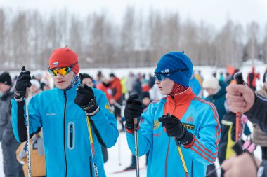 Zarinsk, Rusya - Mart 01, 2020: İnsanlar kayak, toplu kayak, çocuklar kayak, insanlar arasındaki rekabet, Olimpiyat sporu, sağlıklı yaşam tarzı