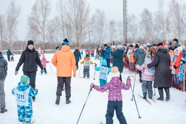 Zarinsk, Rusya - Mart 01, 2020: İnsanlar kayak, toplu kayak, çocuklar kayak, insanlar arasındaki rekabet, Olimpiyat sporu, sağlıklı yaşam tarzı