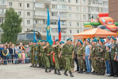 Zarinsk, Rusya-2 Ağustos 2018: Hava kuvvetleri geçit töreninde üniformalı askerler şehir meydanında ordunun inşaatı. Törende çizgili üniformalı ve mavi bereli adamlar var..