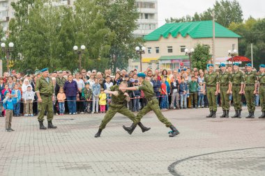 Zarinsk, Rusya-Ağustos 2018: Hava Kuvvetleri bayramı, Hava Kuvvetleri 'nde üniformalı askerler, Hava Kuvvetleri bayrağı, göğüs göğüse muharebe, makineli tüfekle ateş etmek ve tank sürmek
