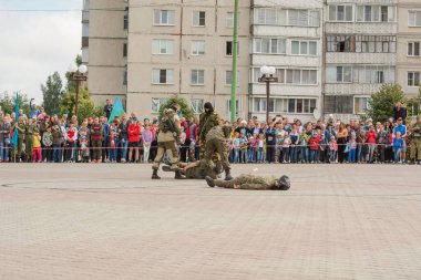Zarinsk, Rusya-Ağustos 2018: Hava Kuvvetleri bayramı, Hava Kuvvetleri 'nde üniformalı askerler, Hava Kuvvetleri bayrağı, göğüs göğüse muharebe, makineli tüfekle ateş etmek ve tank sürmek