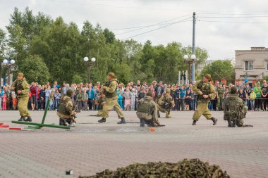 Zarinsk, Rusya-Ağustos 2018: Hava Kuvvetleri bayramı, Hava Kuvvetleri 'nde üniformalı askerler, Hava Kuvvetleri bayrağı, göğüs göğüse muharebe, makineli tüfekle ateş etmek ve tank sürmek