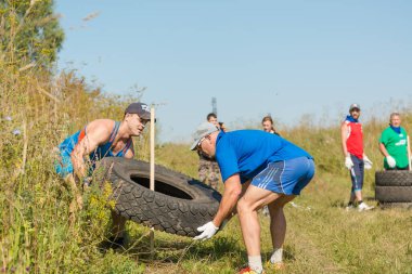Zarinsk, Rusya-Ağustos 18, 2018: yazın sokaklarda takım oyunu, takım kurma oyunları, spor oyunları, engelle koşmak, paten yapmak, ipe tırmanmak, kumda koşmak.
