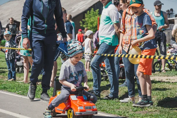 Заринськ Росія Червня 2017 Маленькі Діти Їздять Велосипеді Діти Їздять — стокове фото