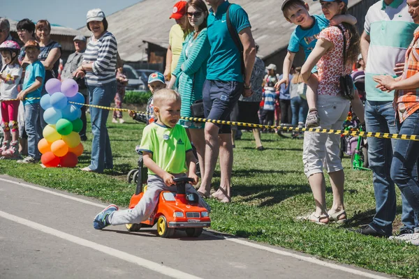 Zarinsk Rusland Juni 2017 Kleine Kinderen Fietsen Kinderen Rijden Scooters — Stockfoto