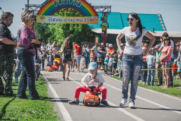 Zarinsk Rosja Czerwca 2017 Małe Dzieci Jeżdżą Rowerze Dzieci Jeżdżą — Zdjęcie stockowe