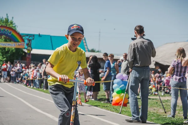 Zarinsk Rosja Czerwca 2017 Małe Dzieci Jeżdżą Rowerze Dzieci Jeżdżą — Zdjęcie stockowe