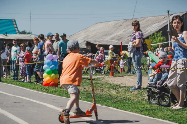 Zarinsk Rosja Czerwca 2017 Małe Dzieci Jeżdżą Rowerze Dzieci Jeżdżą — Zdjęcie stockowe