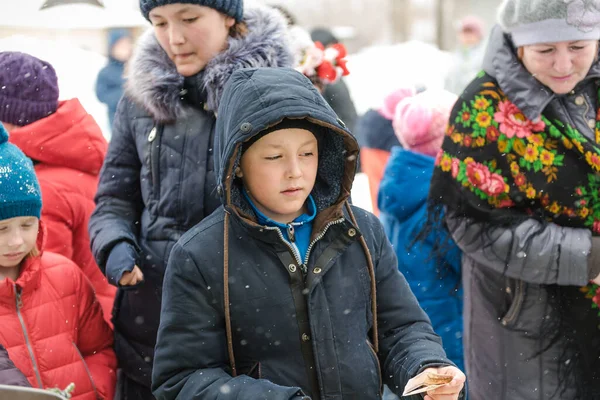 Zarinsk, Rusya - 29 Şubat 2020 Maslenitsa, Rus halk festivali, kışın dışarıda çalma, giyinme.