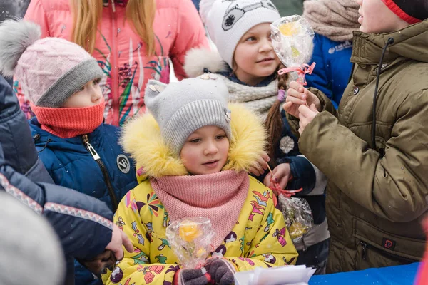 Zarinsk Rosja Lutego 2020 Maslenitsa Rosyjski Festiwal Folklorystyczny Zabawa Dworze — Zdjęcie stockowe