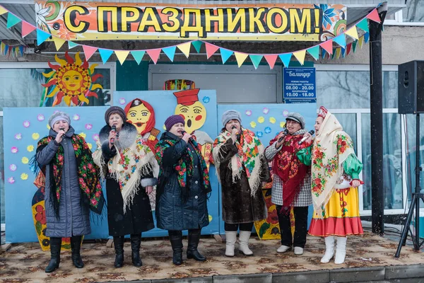 Zarinsk, Rusya - 29 Şubat 2020: Rus halk festivali, Maslenitsa, eğlence, izleyiciler, bahar festivali, açık hava oyunu