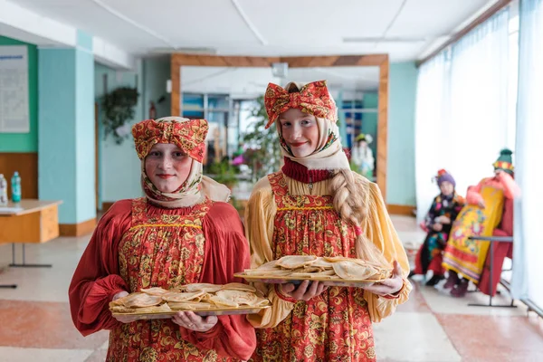 Zarinsk Rosja Lutego 2020 Rosyjski Festiwal Folklorystyczny Maslenitsa Rozrywka Widzowie — Zdjęcie stockowe