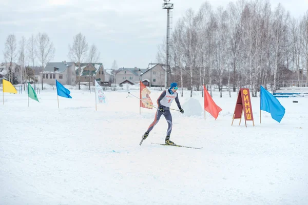 Zarinsk Rússia Março 2020 Pessoas Estão Esquiando Esqui Massa Esqui — Fotografia de Stock