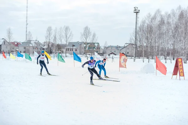 Zarinsk Rússia Março 2020 Pessoas Estão Esquiando Esqui Massa Esqui — Fotografia de Stock