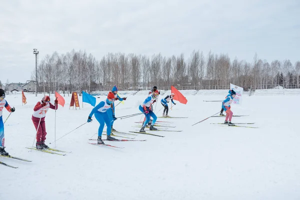 Zarinsk Rússia Março 2020 Pessoas Estão Esquiando Esqui Massa Esqui — Fotografia de Stock