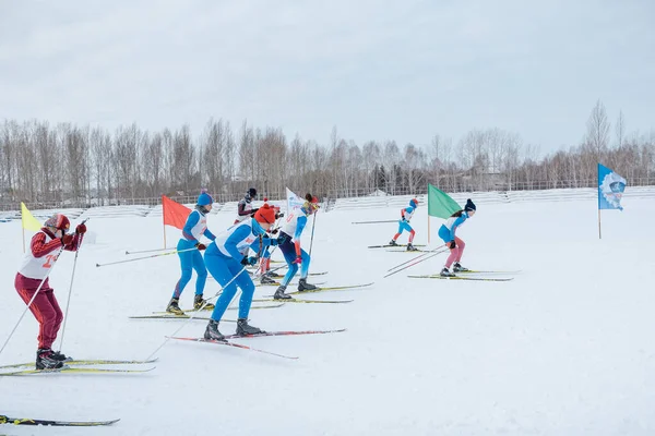 Zarinsk Rússia Março 2020 Pessoas Estão Esquiando Esqui Massa Esqui — Fotografia de Stock