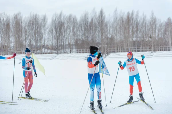 Zarinsk Rússia Março 2020 Pessoas Estão Esquiando Esqui Massa Esqui — Fotografia de Stock