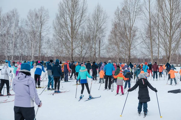 Zarinsk Russia Marzo 2020 Persone Che Sciano Sci Massa Sci — Foto Stock