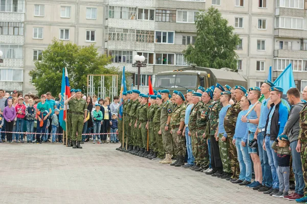 2018年8月2日ロシア ザリンスク 空軍のパレードで制服を着た軍人市内広場での軍の建設 パレードで縞模様の制服と青いベレー帽の男性 — ストック写真