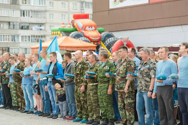 2018年8月2日ロシア ザリンスク 空軍のパレードで制服を着た軍人市内広場での軍の建設 パレードで縞模様の制服と青いベレー帽の男性 — ストック写真