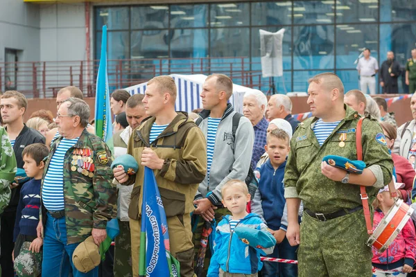 2018年8月2日ロシア ザリンスク 空軍のパレードで制服を着た軍人市内広場での軍の建設 パレードで縞模様の制服と青いベレー帽の男性 — ストック写真