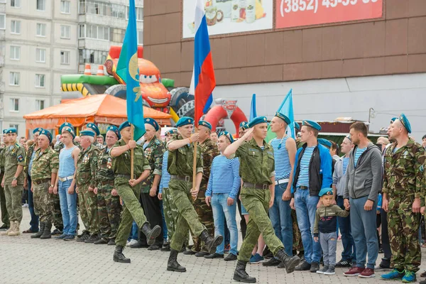 2018年8月2日ロシア ザリンスク 空軍のパレードで制服を着た軍人市内広場での軍の建設 パレードで縞模様の制服と青いベレー帽の男性 — ストック写真
