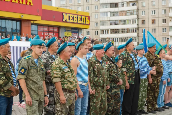 2018年8月2日ロシア ザリンスク 空軍のパレードで制服を着た軍人市内広場での軍の建設 パレードで縞模様の制服と青いベレー帽の男性 — ストック写真