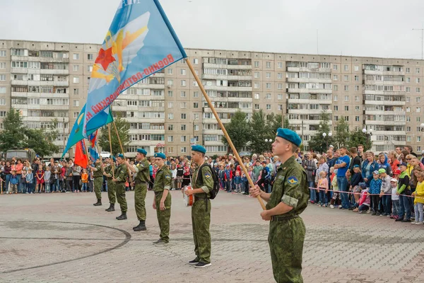 ザリンスク ロシア8月2 2018 空挺部隊の休日 空挺パレードで制服を着た軍人 空挺部隊の旗 手間の戦闘のエミュレーション 機関銃から撮影し タンクに乗る — ストック写真