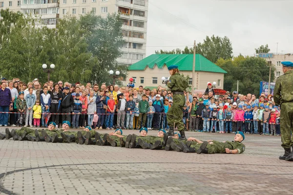 ザリンスク ロシア8月2 2018 空挺部隊の休日 空挺パレードで制服を着た軍人 空挺部隊の旗 手間の戦闘のエミュレーション 機関銃から撮影し タンクに乗る — ストック写真