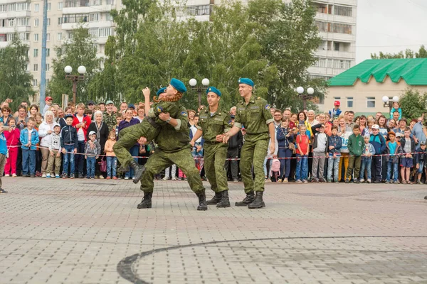 ザリンスク ロシア8月2 2018 空挺部隊の休日 空挺パレードで制服を着た軍人 空挺部隊の旗 手間の戦闘のエミュレーション 機関銃から撮影し タンクに乗る — ストック写真