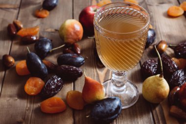 Kayısı, elma eriği, armut ezmesi ve ahşap bir masada olgun kayısılarla dolu cam bir bardak. Tatlı ve sağlıklı tatlı.